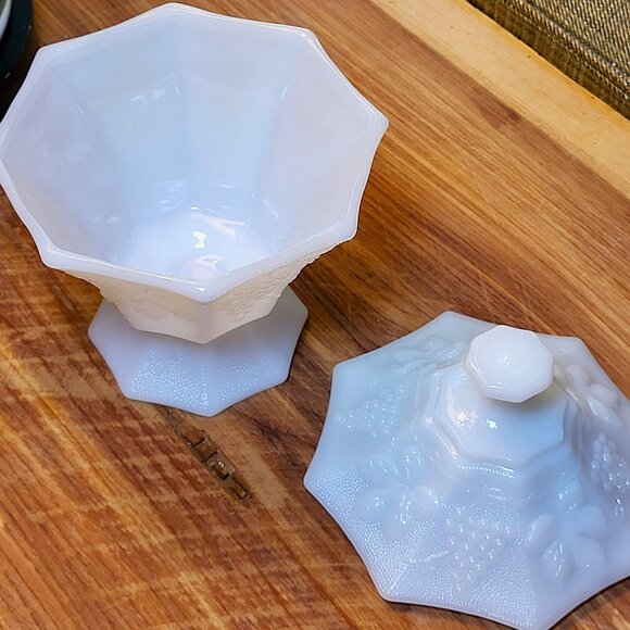 Vintage Anchor Hocking Milk Glass Grapevine Candy Dish & Lid Grandma's Nostalgic - Picture 1 of 13